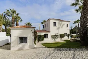 Villa mit privatem, beheizbarem Swimmingpool auf einem abgeschiedenen 0.5 Morgen großen Grundstück - Image 4