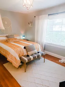 Charming, spacious 2-BR home with free parking - Image 5