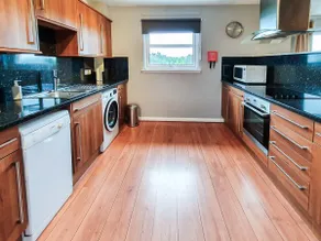 Modern 2-bed flat - Free Parking - Near Edinburgh - Image 2