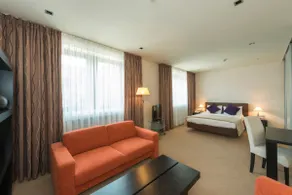 Hotel room with pool and fitness access - Image 3