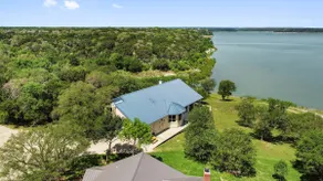 Paradise by the lake - Lonestar Lakehouse - Image 4