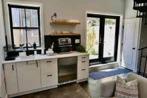 The Chic Carriage house in Shaw Sleeps 2 - Image 5