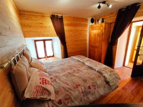 Panoramic cabin in an Alpine village - Image 2