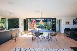 Moderne arkitekt-tegnet atrium hus - Image 2