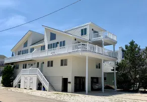 Almost beachfront, ocean views, steps to beach - Image 2