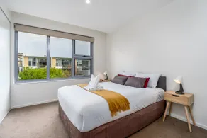 Kingston Foreshore Flat with Garden View - Image 3