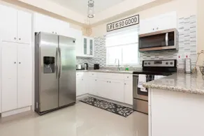 Kingbed-pool-AC-TVs-Wifi-views-balcony-city center - Image 3