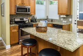 Amazing West Side - 2 King Suites - Walk Everywhere    8 Person Hot Tub - Image 3