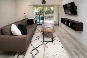 [Beach Retreat] modern condo +5 min. walk to beach - Image 2
