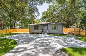 CHEERFUL 2 BEDROOM BUNGALOW W/ PARKING ON PREMISE - Image 2