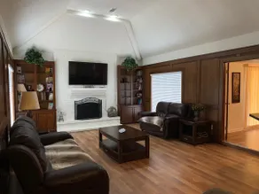 Spacious Family Home Near Woodlands/Medical Center - Image 2
