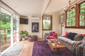 Little Violet: Indulgent Gourmet Hills Retreat - Image 2