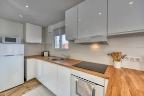 Refurbished 2-room balcony, city center, close to the beach - Image 4