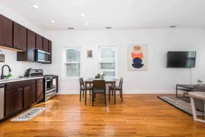 Roomy Getaway Located in Vibrant Lincoln Park - Image 3