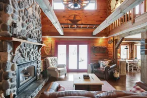 / NEUES LISTING / Atemberaubender Log Retreat eingebettet in einheimische Prärie / Waldlandschaft - Image 4