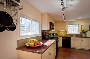 Brookside Retreat: streamside patio•outdoor fireplace•fenced yard•walk to town! - Image 4
