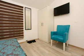 Super Central Renovated Blue Apartment - Image 5