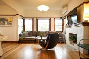 Central & Light Filled Hobart Deco Apartment - Image 5