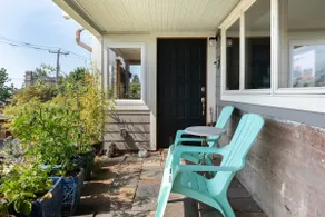 Elegant Vintage Craftsman Apartment With Garden - Image 5