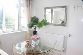 Bright 3-Bedroom Flat Parking 4KTV & Balcony - Image 3