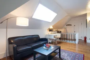 Sunny top flr modern 2-bed laundry EV charge & T - Image 3