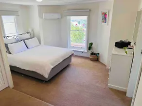 Hillcrest Hideaway – City Views & Free Breakfast - Image 3
