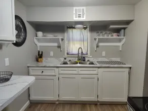 Cheerful one bedroom house with parking in back. - Image 2
