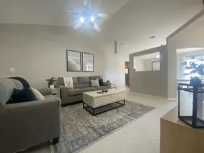 Cheerful & bright 3 bedroom home near everything! - Image 4