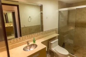 Avalon C Santa Ana: Best location. AC, King bed. - Image 5