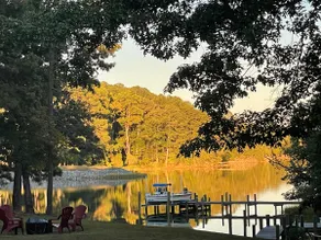 Relaxing 3 bedroom waterfront retreat with beach - Image 2