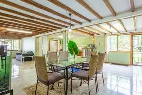 Family-Friendly 4BR, Wi-Fi, Netflix, Sleeps 10 - Image 3