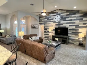 Peachland getaway with pool and tiki bar - Image 2