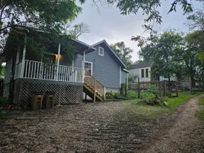 2BR, free parking, king bed, firepit, trees! - Image 5