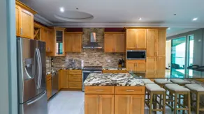 Stylishly appointed ocean-front condo with breathtaking panoramic views - Image 2