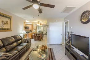 Cozy Townhouse in safe neighborhood. - Image 2