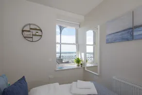 Vue panoramique sur la mer dans appartement en bord de mer avec balcon - Image 2