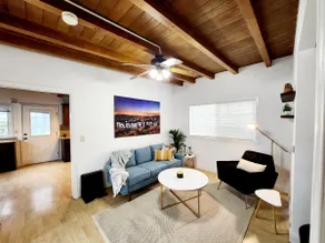 Chic one bedroom unit with private backyard. - Image 2
