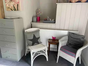 Lovely self-contained annexe with on-site parking - Image 5