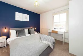 Cosy | City Home | 2BR | Free Parking | Sleeps 4 - Image 2