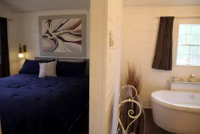 Little House Big Tub- Romantic Cottage -King Bed - Image 3