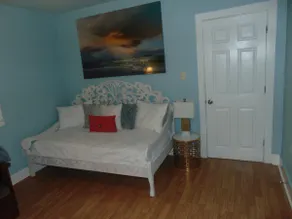 Cozy Park Circle, Charleston Guest House - Image 3