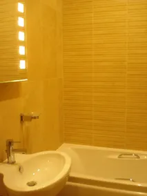 Modernised Victorian apartment with parking - Image 4