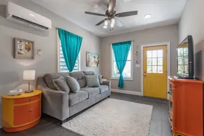 Frank's Farmhouse, terrific location in Ybor City - Image 4