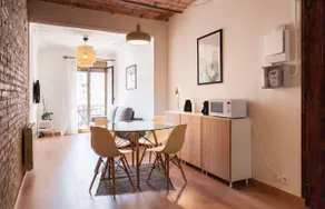 Modern and stylish apartment in Poble Sec - Image 2