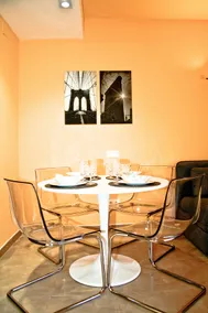 Downtown 2-bedroom apartment with balcony and air conditioning - Image 4