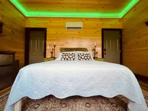 Cozy, Peaceful, Hideaway Nestled in the Woods - Image 5