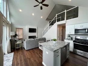Chalet Style Lake House, hot tub & nearby beach - Image 3