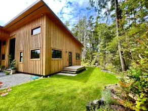 Salty Cedars Guest Suite | 2 mins to trails/beach - Image 2