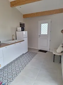 Downtown 2-bedroom house with small garden and air conditioning - Image 5
