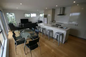 Cedar Cottages Blackmans Bay - Country suite - Image 2